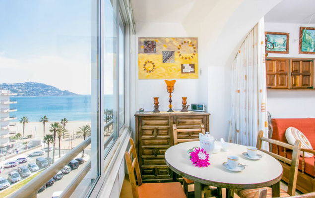 Roses Holiday Center - Photo 1